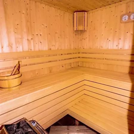 Sharlopova Boutique - Sauna & Hot Tub بيت ضيافة 4*