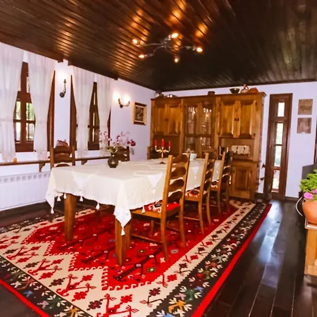 Sharlopova Boutique - Sauna & Hot Tub بيت ضيافة 4*